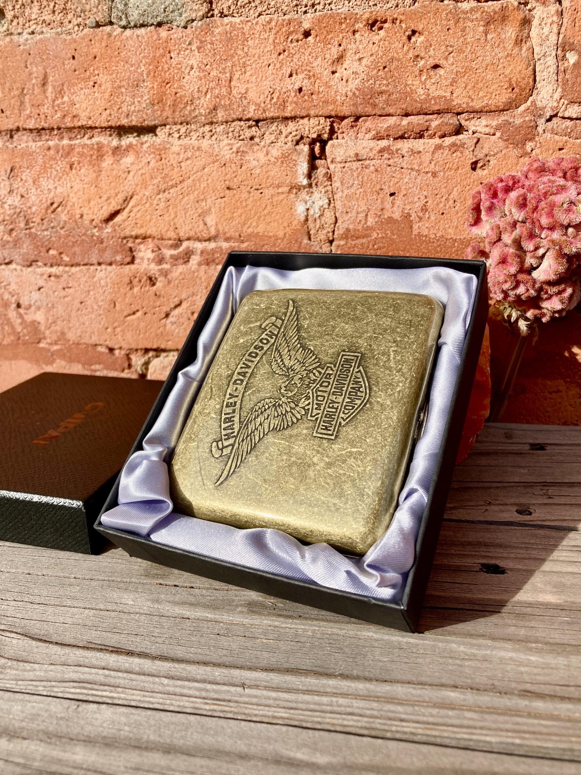 Vintage Harley-Davidson Cigarette Case Engraved Retro Zippo Collection Chic Luxury Personalized Gift Home Art Unique Cigarette Cigar Ads Old