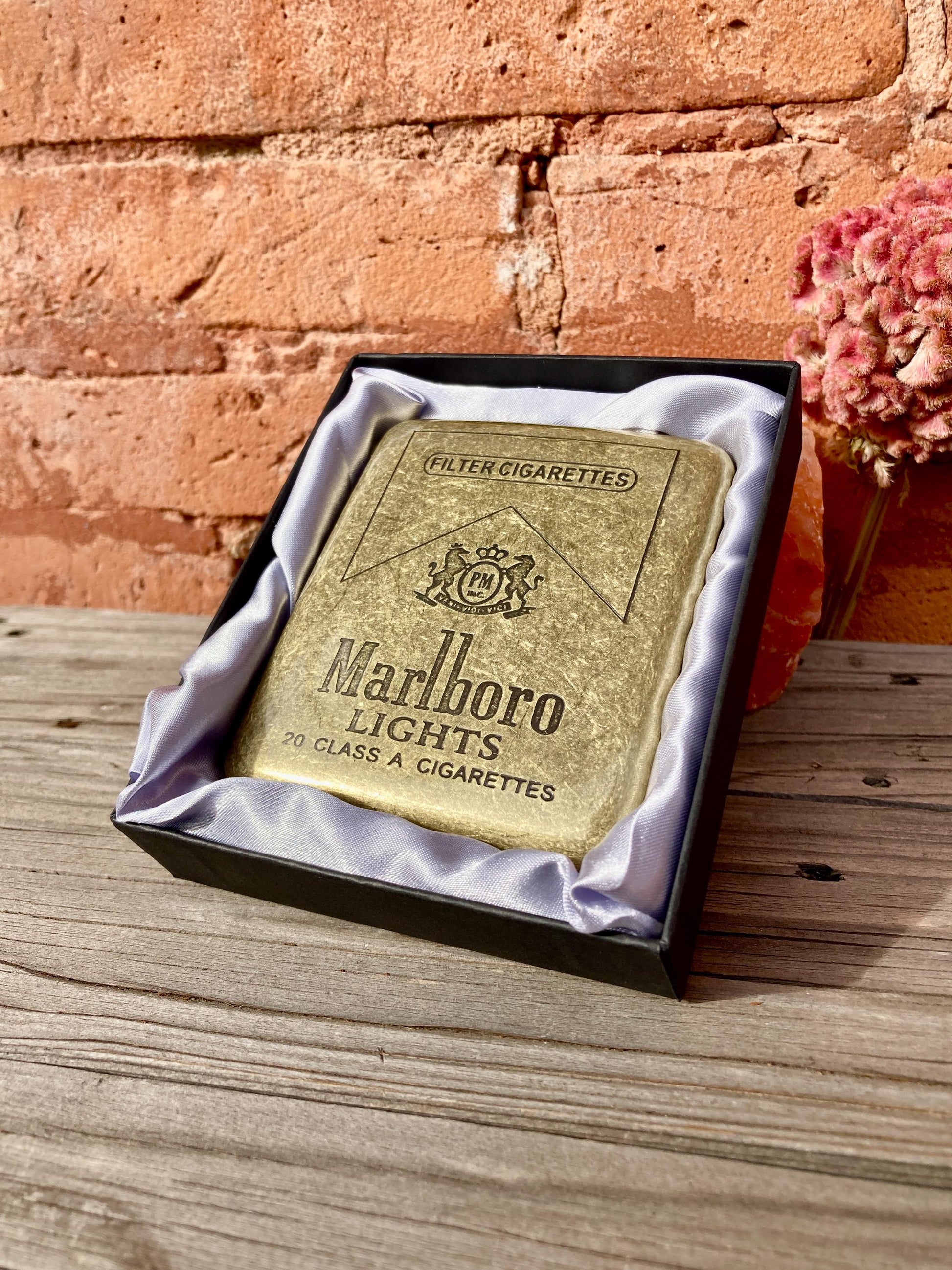 Vintage Engraved Marlboro Cigarette Case Retro Camel Zippo Collection Chic Luxury Personalized Gift Home Art Unique Cigarette Cigar Ads Old