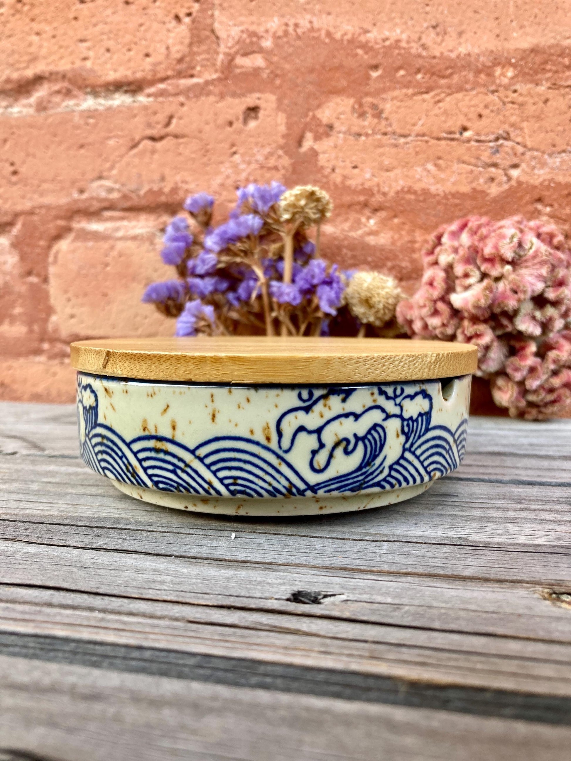 Handmade Ceramic Ashtray Vintage Retro Japanese Style Glazed Ashtray Indoor Outdoor Use Elegant Smoking Accessory Gift Home Decor Creative