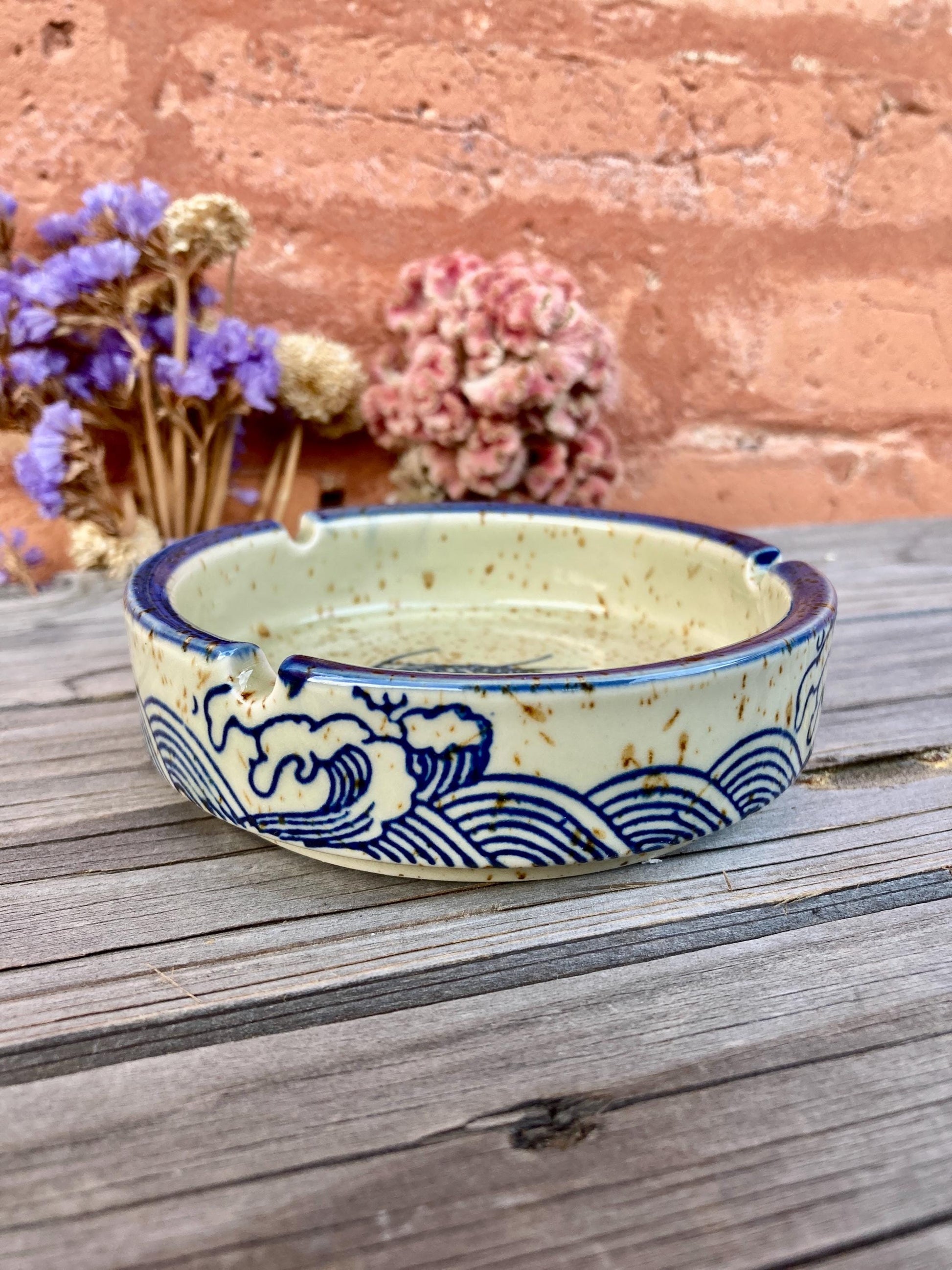 Handmade Ceramic Ashtray Vintage Retro Japanese Style Glazed Ashtray Indoor Outdoor Use Elegant Smoking Accessory Gift Home Decor Creative