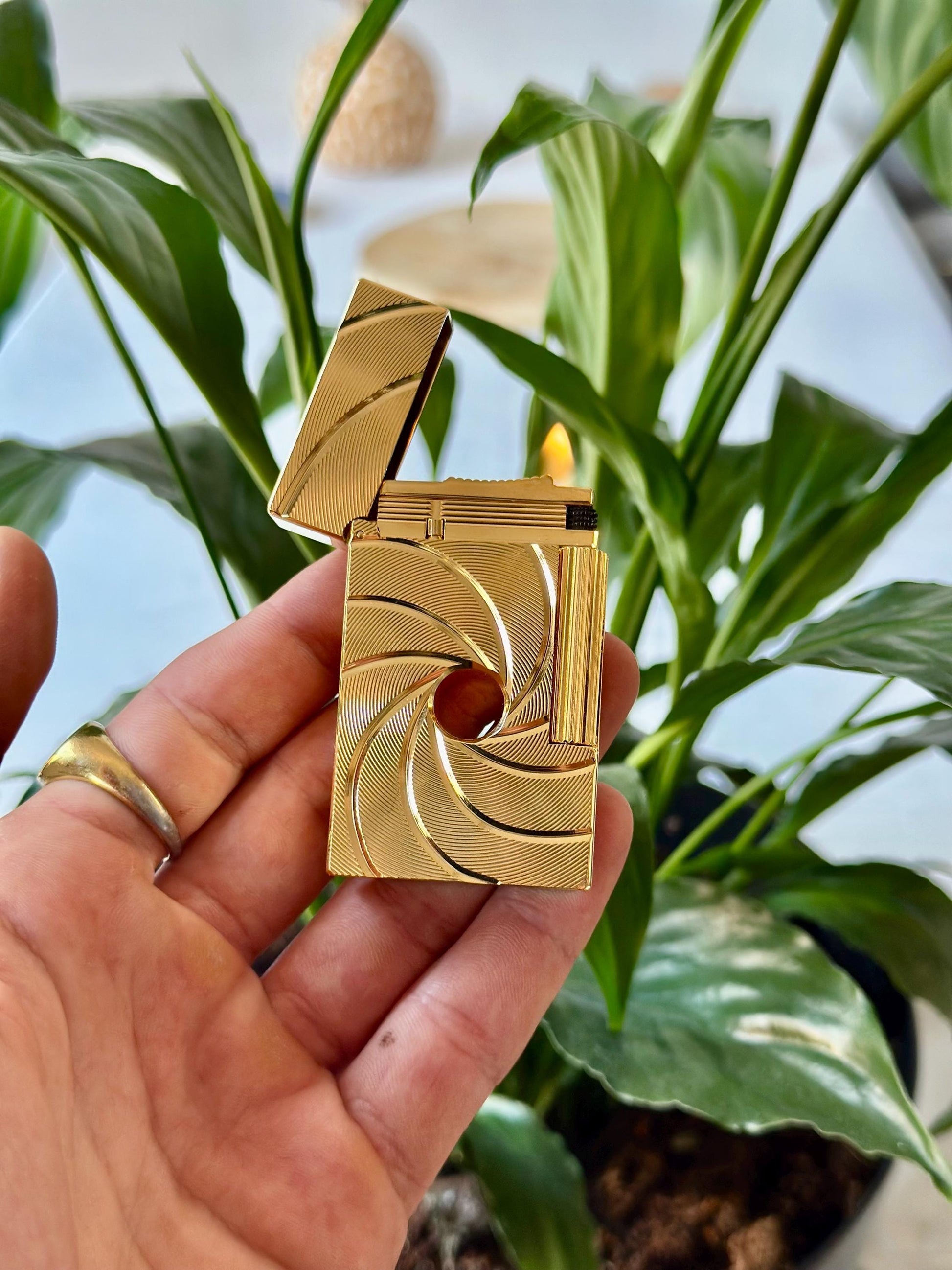 Vintage James Bond 007 Inspired Lighter Elegant Luxury Gold Windproof Collectible Gift for Men Refillable Metal Unique Design Jewlery