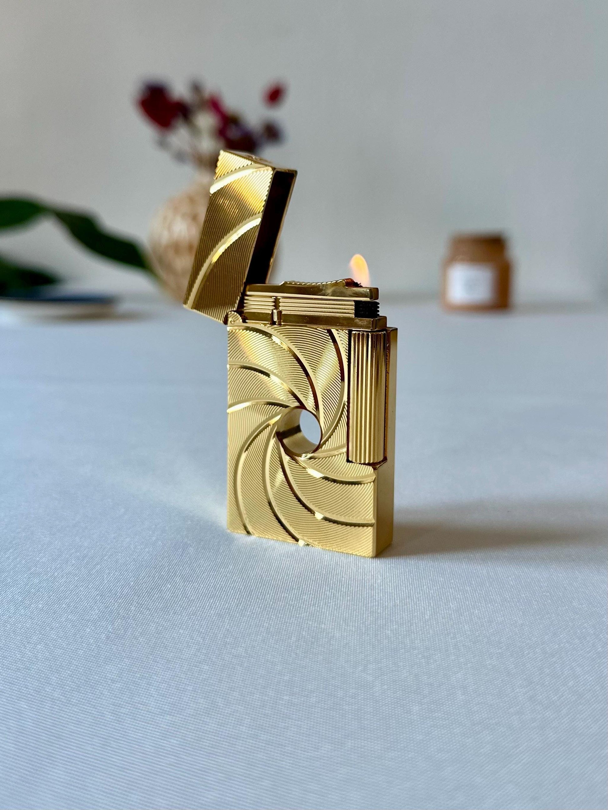 Vintage James Bond 007 Inspired Lighter Elegant Luxury Gold Windproof Collectible Gift for Men Refillable Metal Unique Design Jewlery